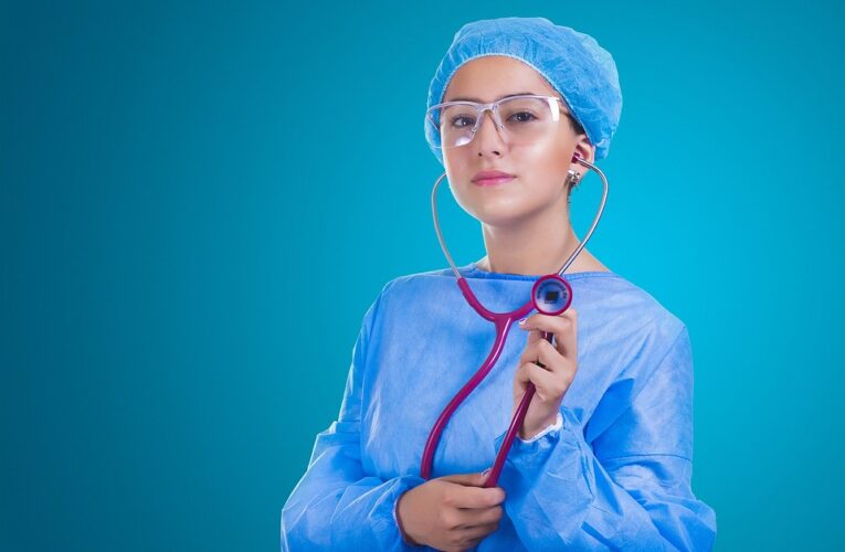 Komplety medyczne damskie – jakie są najnowsze trendy w projektowaniu?