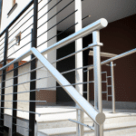 Nowoczesne balustrady systemowe INOX - jak wybrać odpowiedni model dla Twojego domu?