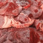 Porady krok po kroku: Jak gotować mrożone mięso i cieszyć się pełnym aromatem i soczystością